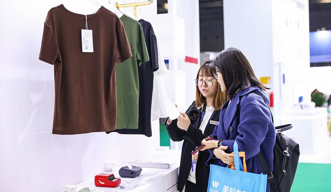 精臣携多款智能标签打印产品亮相2024CHINASHOP，赋能服装服饰零售新场景