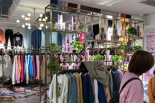 服装实体店跨界明星IP社交电商 实体经济转型升级与流量裂变新路径